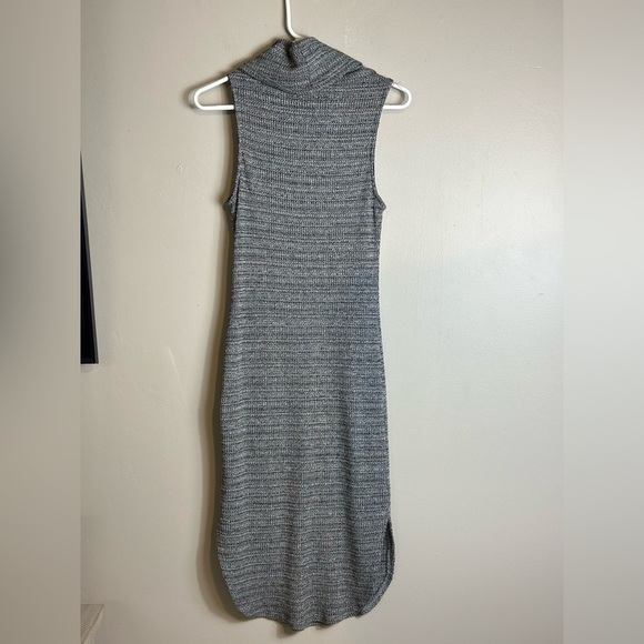 Lush medium turtle neck 15-p2p  41-1/2 length linied maxi slit on each side - Picture 9 of 11